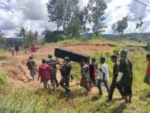 Satgas Pamtas Yonif 126 KC Bantu Proses Pemakaman Warga Keerom Papua