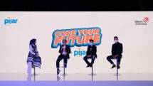 Direktur Digital Business Telkom Fajrin Rasyid (kedua dari kiri), Chief Product Officer Pijar Camp Alden Hariyanto (kedua dari kanan), dan digital entrepreneur Christian Sugiono (paling kanan