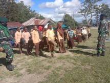 Satgas Kodim Yalimo Yonif RK 751 VJS Ajarkan Baris Berbaris 