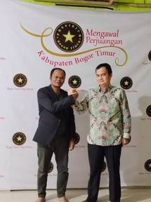  Eman Sulaeman Nasim, Pengamat Kebijakan Publik yang juga Sekretaris Komisi 1 Dewan Riset Daerah Provinsi DKI Jakarta (Mengenakan batik) 