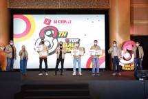 Simbolisasi penyerahan penghargaan Best of The Best Employee Operational of The Year dalam acara Operation of The Year SiCepat Ekspres