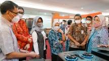 Dirjen IKMA Kemenperin Reni Yanita saat mengunjungi produsen elektronik, Polytron