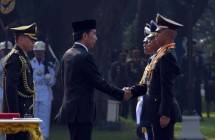 Presiden Jokowi dalam acara Prasetya Perwira TNI-Polri atau upacara pelantikan Taruna dan Taruni Akademi Angkatan dan Akademi Kepolisian (Foto Setkab)