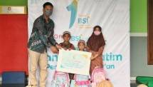 Penyerahan santunan secara simbolis ke anak Yatim