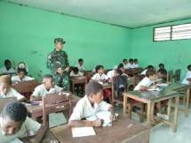 Anggota Satgas Pamtas Yonif 126 KC Berikan Materi Wawasan Kebangsaan
