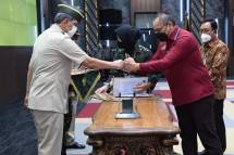 Kiri-kanan Ketua Umum PPAD Letjen TNI Purn Doni Monardo dan Dirut Berdikari Harry Warganegara saat prosesi penandatangan MoU kerjasama antara PPAD dan Berdikari setelah pengukuhan pengurus pusat PPAD oleh KASAD Jenderal TNI Dudung Abdurachman di Jakarta, Senin (8/1). 