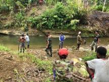 Satgas Yonif 126 KC Bantu Masyarakat Bersihkan Irigasi di Pegunungan Bintang Papua