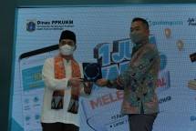 Wakil Gubernur DKI Jakarta Ahmad Riza Patria (kiri) meresmikan program &ldquo;1 Juta Warung Melek Digital&rdquo; bersama dengan Chief Business Development GudangAda Andre Widjaja (kanan), pada 11 Februari 2022. &ldquo;1 Juta Warung Melek Digital&rdquo; merupakan program yang diinisiasi oleh GudangAda untuk mendukung target pemerintah mendigitalisasi 30 juta UMKM Go Digital pada 2024.