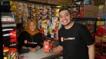 Dari kanan - Gabriel Frans (CEO & Co-Founder CrediBook) bersama Esti (pelanggan ritel CrediMart) saat kunjungan ke toko ritel. Sejak peluncurannya pada September 2021 lalu, CrediMart mencatat pertumbuhan penjualan hingga 350%.