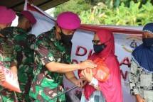 Prajurit Batalyon Infanteri 10 Marinir Bagikan Sembako ke Masyarakat