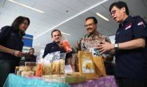 Wagub Jatim Saifullah Yusuf terkesima melihat produk jajanan dari pengolahan hasil pertanian buatan siswa- siswi sekolah binaan Yayasan Pendidikan Astra- Michael D. Ruslim (YPA-MDR), SMKN 1 Leuwiliang yang dijelaskan oleh Direktur PT Astra Internati