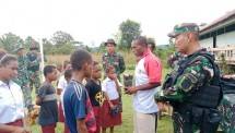 TNI Peduli Anak Papua, Satgas Yonif 126/KC Bagikan Perlengkapan Sekolah di Perbatasan