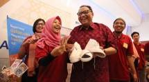 Menkop A.A. Gde Ngurah Puspayoga (kanan) bersama Finalis Astra Start up Challenge 2016 Showfil Widad Herdiana (kiri) berfoto bersama seusai membeli Show- Shoes sepatu yang bisa menjadi sandal saat perayaan HUT 60 Tahun Astra di Surabaya (22/07). 