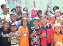 Mensos Khofifah Indar Parawansa (ketiga kiri) didampingi Dirjen Pemberdayaan Sosial Hartono Laras (kedua kiri) dan Koordinator Kampung Berseri Astra (KBA) Keputih Sukolilo Tri Priyanto (kiri) bersama anak-anak Kampung Keputih Sukolilo sekaligus mera
