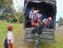 Satgas Yonif 126 KC Bantu Antar Jemput Anak Sekolah di Perbatasan