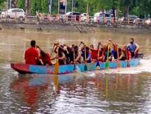 Atlet Yonif 3 Marinir Laksanakan Latihan Dayung Perahu Naga di Surabaya