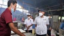 MenKopUKM Teten Masduki saat meninjau pabrik tahun & tempe