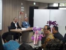 Sekretaris Kementerian Koperasi dan UKM, Agus Muharram didampingi Direktur Utama LLP-KUKM Ahmad Zabadi, meresmikan Tempat display produk KUMKM Indonesia di Busan Korea Selatan Selasa, 25 Juli 2017. 