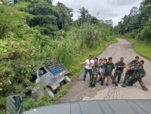 Satgas Yonif 126/KC Evakuasi Kendaraan yang Hampir Jatuh ke Jurang