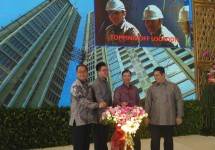 Pengembang properti Sinar Mas Land melakukan prosesi Topping Off atau tutup atap The Elements Apartemen, Rabu (26/7) Foto: Fadli Industry.co.id