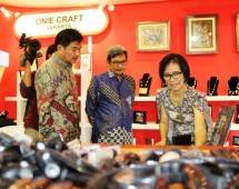 Dirjen Industri Kimia, Tekstil dan Aneka (IKTA) Kemenperin, Achmad Sigit Dwiwahjono bersama Ketua Panitia Indonesia Craft Gift Batik Show 2017, Jon Simbih saat melihat salah satu industri kerajinan nasional di acara Indonesia Craft Gift Batik Show 20