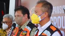 Menteri Perindustrian Agus Gumiwang Kartasasmita bersama Menteri Koordinator Bidang Perekonomian Airlangga Hartarto
