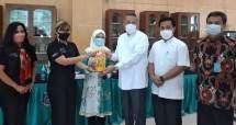 Peserta Vaksin Lansia di Kota Tangerang Selatan Dapat Minyak Goreng dari Sinar Mas Land