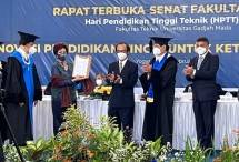 Puteri bungsu Prof.Rosseno, Damiyanti Roosseno (kedua kiri), menerima penghargaan Herman Johannes Award dari Ketua Keluarga Alumni Fakultas Teknik Universitas Gajah Mada (KATGAMA) Agus Priyatno (ketiga kanan) yang disaksikan oleh Pimpinan dan Civitas Akademika FT UGM serta perwakilan Keluarga di Gedung ERIC FT UGM, Yogyakarta. 
