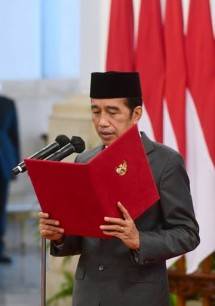 Presiden Joko Widodo Lantik Andi Widjajanto Gubernur Lemhannas dan Arief Prasetyo Kepala Badan Pangan Nasional