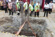 Perwakilan PT Holcim Indonesia beserta perwakilan Pemerintah Provinsi Jawa Tengah, Kabupaten Cilacap, Kementerian Lingkungan Hidup dan Kehutanan beserta Kementerian Pekerjaan Umum dan Perumahan Rakyat bersama-sama melakukan peletakan batu pertama sec