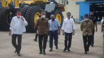 Menperin Agus Gumiwang Kartasasmita saat dampingi Presiden Jokowi meninjau perlaksaaan vaksin booster untuk sektor industri