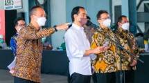Menperin Agus Gumiwang Kartasasmita saat mendampingi Presiden Jokowi meninjau vaksinasi booster sektor industri