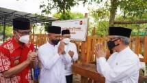 Dari Ki-Ka: Wakil Bupati Sukoharjo Agus Santosa, Wakil Direktur I PT Bank Syariah Indonesia Tbk Ngatari, Direktur Eksekutif Yayasan BSMU Sukoriyanto Saputro, dan Ketua Dewan Komisioner OJK Wimboh Santoso saat kunjungan ke kandang kambing pada peresmian program klaster usaha nasabah BWM peternakan kambing/domba di Pondok Pesantren Imam Syuhodo Sukoharjo.