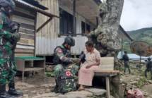 Tim Kesehatan Satgas Kodim Yalimo Yonif RK 751/VJS Temui Warga untuk Pemeriksaan Pengobatan 