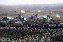 Personel militer Ukraina ambil bagian dalam latihan perang di wilayah Zhytomyr pada 21 November 2018. (AFP/SERGEI SUPINSKY/ Kompas.com 