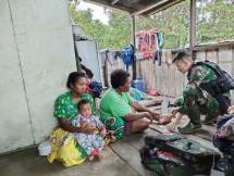 Satgas Yonif 126/KC Jalin Silaturahmi Sekaligus Pengobatan Langsung ke Masyarakat Perbatasan