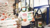Salah satu petani Desa BSI Lampung ketika menunjukkan Beras produksi PT Gapsera Sejahtera yang merupakan hasil dari pendampingan Yayasan BSMU dengan BSI. 