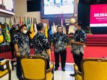 Wakil Ketua Umum Partai Golkar Dr. (Hc). H.A.M Nurdin Halid (paling kanan) berdiskusi dengan peserta Musyawarah Nasional II Perhimpunan Organisasi Alumni Perguruan Tinggi Negeri (Himpuni), di Universitas Sebelas Maret (UNS), Solo, Sabtu (26/2/2022). Dalam Munas II Himpuni itu, Nurdin Halid menegaskan pentingnya komitmen kebangsaan untuk berpegang teguh pada Konstitusi UUD 1945 sebagai hukum dasar dan patokan utama dalam pelaksanaan demokrasi. 