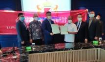 Dari kiri masker biru : Mr. Jack Yao, Mr Stephen, Mr. Ting Chen Kao (Chairman DC Carbon Co.Ltd (Taiwan), Mr. Tugiyo Wiratmojo (Ketum Kadinda Kalteng), Mr. Po Tao Wei, Mr. Hsin Chien Wu, Mr. Chin Chuan Cheng