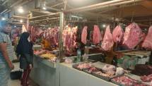 Pengunjung membeli daging Sapi di sebuah Pasar Tradisional 