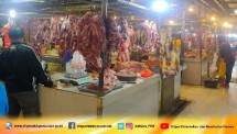Suasana penjualan daging Sapi di Pasar 