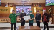(Kiri-Kanan) Kepala Instalasi Graha Amerta Dr. Ferdiansyah, SpOT (K); Executive General Manager Operasional AdMedika Dr. M. Rizal A. Hakim; Direktur Utama RSUD Dr. Soetomo Surabaya Dr. Joni Wahyuhadi, dr., Sp.BS(K); Wakil Direktur Utama RSUD Dr. Soetomo Surabaya Prof. DR. Dr. Cita Rosita Sigit Prakoeswa, Sp.KK(K), FINSDV, FAADV; dan Manager Government Service Telkom Divisi Regional V Mei Hendra Darma