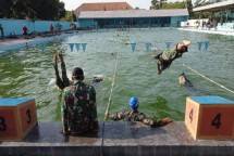 Prajurit Yonzeni 2 Marinir Surabaya Tingkatkan Ketangkasan Renang