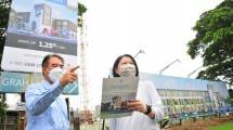 Direktur Pemasaran Intiland Wilayah Surabaya Harto Laksono didampingi Ratnasari Gunawan marketing koordinator Graha Natura meninjau lokasi pembangunan Aurora