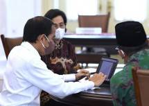 Presiden Jokowi melaporkan SPT Tahunan PPh melalui aplikasi daring e-filing di Istana Kepresidenan Bogor, Jabar, Jumat (04/03/2022). (Foto: BPMI Setpres/Kris)