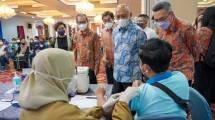 MenKopUKM Teten Masduki saat menghadiri vaksinasi booster untuk UMKM