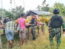 Satgas Yonif 126 KC Berikan Pelayanan Kesehatan Secara Door to Door