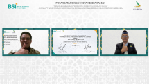 Direktur Sales & Distribution BSI Anton Sukarna (kiri) bersama Ketua Umum Jaringan Sekolah Islam Terpadu (JSIT) Fahmi Zulkarnain saat simbolis Penandatangan Nota Kesempahaman Pengembangan dan Penguatan Ekosistem Sekolah Islam antara kedua belah pihak yang berlangsung secara online. 