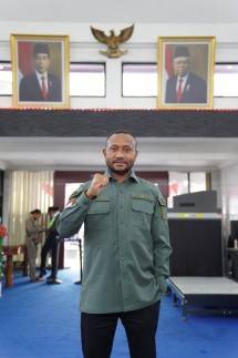 Anggota Komisi I DPR RI asal Papua, Yan Permenas Mandenas