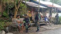 Satgas Yonif 126/KC Bagikan Bibit Tanaman Holtikultura